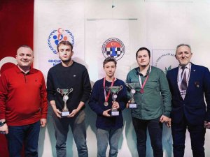 Satranç Ustaları Kupalarını Aldı