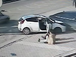 Otomobilin Tabelaları Devirip, Park Halindeki Araca Çarptığı Anlar Kamerada
