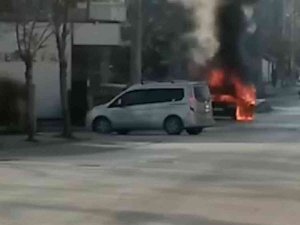 Alev Alev Yanan Otomobil Hurdaya Döndü