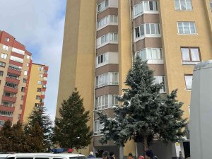 Cam Silerken Beton Zemine Düşen Kadın Hayatını Kaybetti