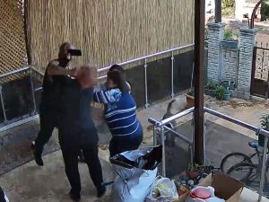 Antalya’da Ev Sahibi İle Kiracının Kavgası Güvenlik Kamerasına Yansıdı