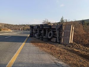 Elazığ’da Pancar Yüklü Tır Devrildi: 1 Yaralı