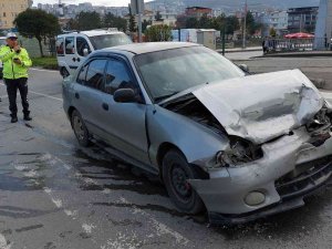 Samsun’da Köpeğe Çarpmamak İçin Yavaşlayan Araca Otomobil Çarptı: 3 Yaralı