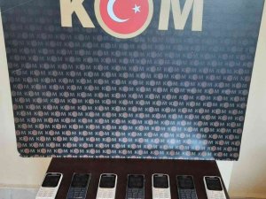 Polisten Kaçak Telefonu Geçit Yok