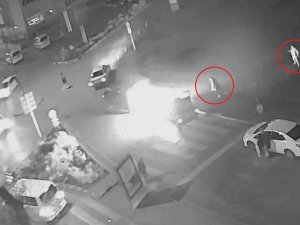Lpg’li Otomobil Bir Anda Alev Aldı, Son Anda Kaçtıkları Anlar Kameraya Yansıdı