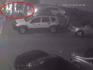 Kendi Galerilerinin Önünde Ölesiye Darp Edildiler