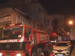 Fatih’te 3 Katlı Ahşap Bina Alev Alev Yandı