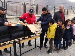 Soğuk Havada Çocuklara Sıcak Pizza İkramı