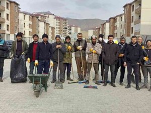 Sıcak Havayı Fırsat Bilen Mahalle Sakinleri Mıntıka Temizliği Yaptı
