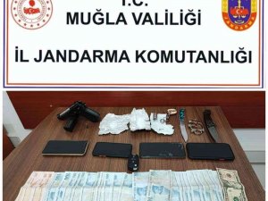 Jandarma Şüpheli Araçta Silah Ve Kesici Alet Ele Geçirdi