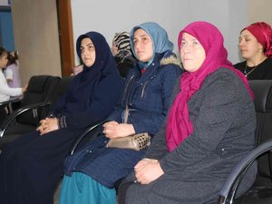 61 Yaşındaki Anneanne Torunları İçin Tekrar Okula Başladı