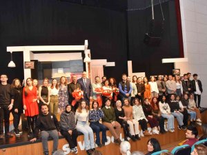 Bozüyük Belediye Tiyatrosu’nun Sahnelediği “Ayrılık” Adlı Oyun Beğeni İle İzlendi