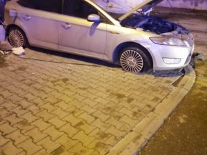 İ̇ki Otomobil Çarpıştı: 3 Yaralı