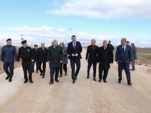 Vali Çelik, Altıntaş Üçhüyük -Yalnızsaray Bağlantı Yolu Çalışmalarını İnceledi