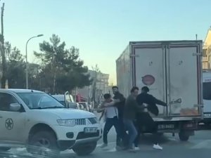 Pendik’te Yol Verme Kavgası Caddeyi Ringe Çevirdi