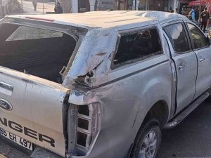 Kamyonet Refüje Çarptı: 1 Yaralı