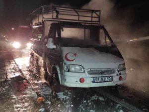 Seyir Halindeki Kamyonet Alev Aldı