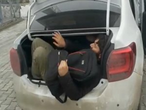 Kars’ta 14 Düzensiz Göçmen Bir Otomobilden Çıktı