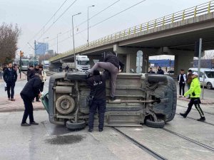 Konya’daki Çarpışan Otomobillerden Biri Tramvay Yoluna Devrildi