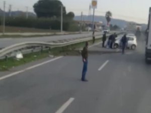 Kadın Sürücü Direksiyon Hakimiyeti Kaybetti Bariyerlere Çarptı