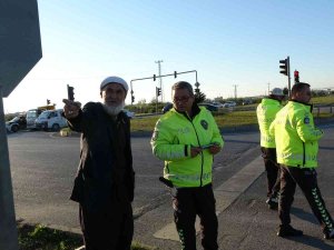Önündeki Araç Kırmızı Işıkta Durunca Otomobiliyle Kaldırıma Çarptı: 2 Yaralı