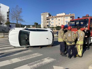 Pendik’te Çarpışan Otomobillerden Biri Yan Yattı: 1 Yaralı
