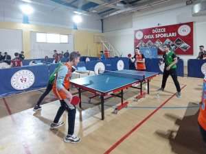 96 Sporcu Dereye Girmek İçin Raket Salladı