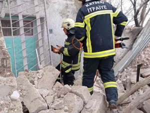 Tüp Patlayan Ev Harabeye Döndü: 1 Ölü, 2 Yaralı