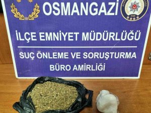 Bursa’da Uyuşturucu Satıcısı Aracında Yakalandı