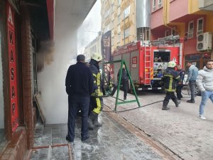 İ̇ş Yeri Deposunda Çıkan Yangın Söndürüldü