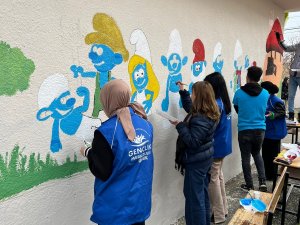 Gönüllü Öğrenciler Malatya’da Okulları Boyuyor