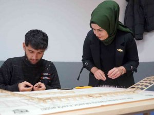 Öğrenciler, Bu Kurs Sayesinde Hem Uçak Yapmayı Öğreniyor Hem De El Becerilerini Geliştiriyor