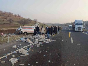 Mardin’de Tır Yol Kenarında Bekleyen Kamyonete Çarptı: 3 Yaralı
