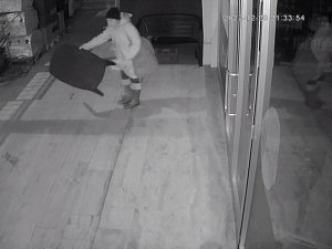İ̇ş Yerinin Önündeki Sehpayı Çaldı