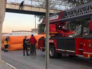 Üst Geçitte İntihar Teşebbüsünü Polis Engelledi