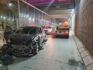 Kazada Savrulan Araç Refüje Çarptı: 2 Yaralı