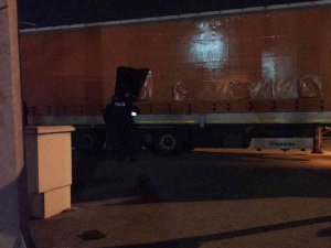 Bir Tır Dolusu Kaçak, Dorsenin Brandalarını Delip Kaçmak Üzereyken Yakalandı