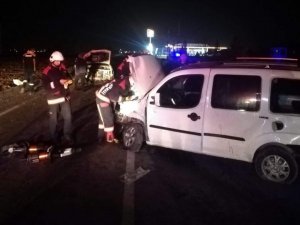 Hafif Ticari Araçla Pikap Çarpıştı: 2 Yaralı