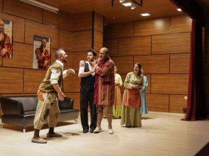 Bayburt’ta "Zoraki Tabip" Adlı Tiyatro Oyunu Sahnelendi