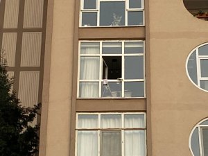 Camları Silerken 4’üncü Kattan Düştü