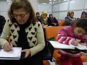 56 Yaşında Anne Oldu, 63 Yaşında Okuma Yazma Kursuna Başladı