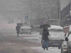 Bitlis De Beyaza Büründü: Kar Kalınlığı 10 Santimetreyi Geçti