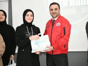 Üniversite Sınavına Hazırlanan Öğrencilere Soru Bankası Hediye Edildi