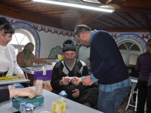 Kilometrelerce Yol Katederek, Köylülere ’Şifa’ Götürüyorlar