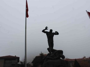 Tarihi Karahisar Kalesi Sis Bulutundan Görünmez Oldu