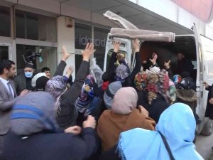 Havada Uçuşan Halıları Kapmak İçin Birbirlerini Ezdiler