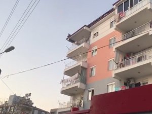 Boşanmak İstemediği İçin Çatıya Çıkan Adamı Muhtar Ve Eşi İkna Etti