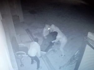 Çelik Kasayı El Arabasına Yükleyip Çaldılar: O Anlar Kamerada