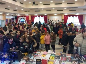 Altınova Belediyesi 2. Kitap Fuarı’na Yoğun İlgi
