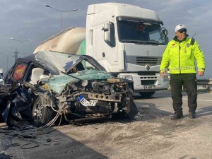 Bursa’da Otomobil, Kamyonete Çarptı: 3 Yaralı